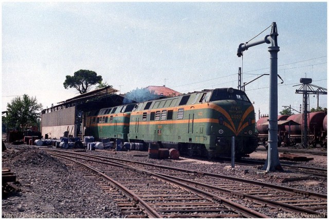 e73 4022 y 4010 maniobrando en depósito de Ciudad Real. 11-9-83.jpg